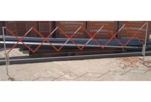 Barierka składana nożycowa harmonijkowa | zapora drogowa, biało-czerwona